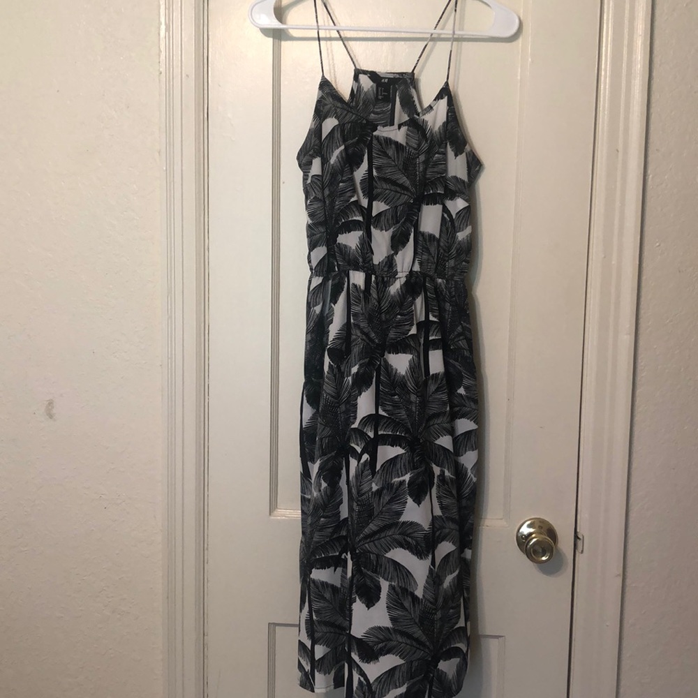 🏷 H&M Palm print strappy dress in B&W-size 4